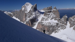 Daily ski mountaineering trips